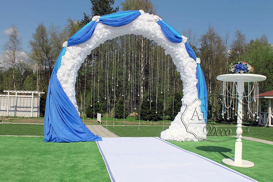 Свадебная арка офомлена тканями