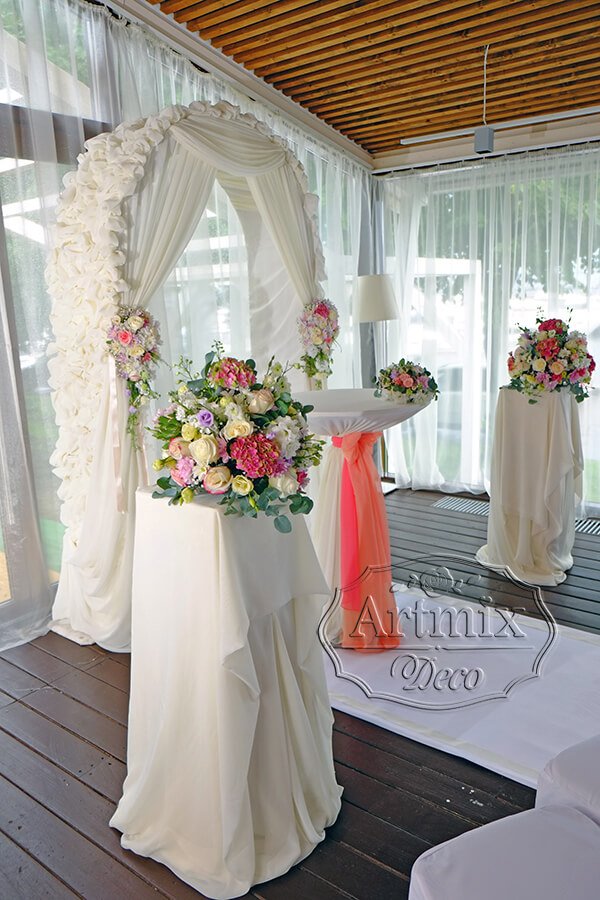 Классическая свадебная арка с живыми цветами