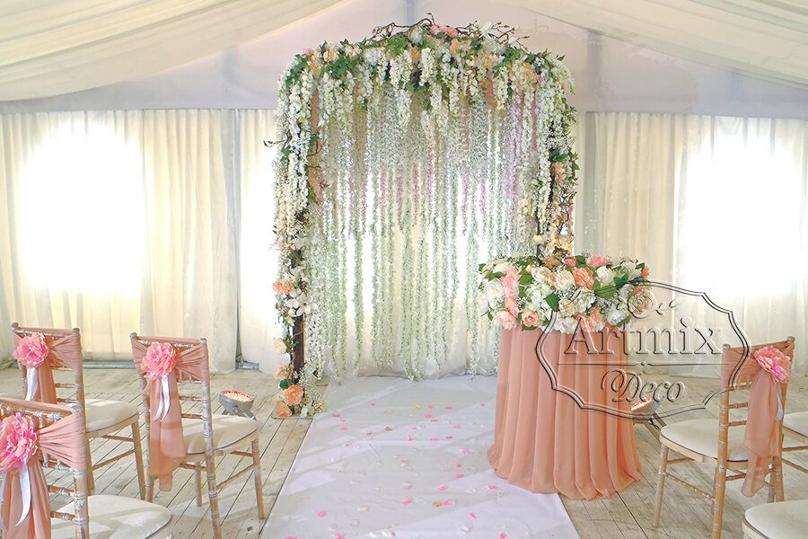Свадебная арка из цветов для выездной ренгистрации