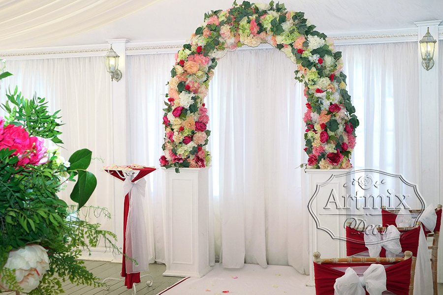 Круглая свадебная арка из цветов с колоннами