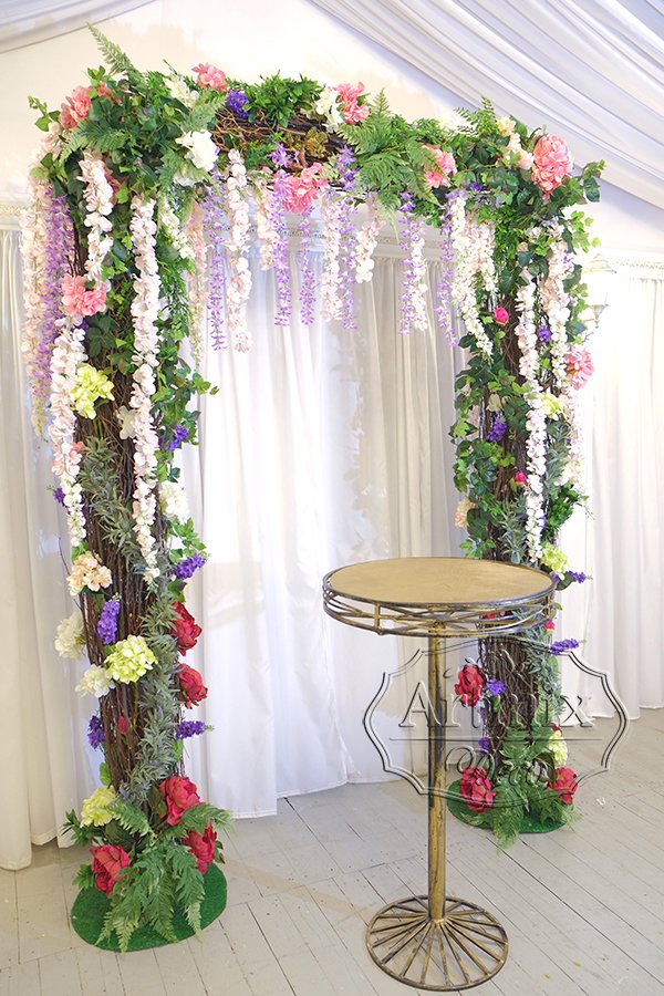Свадебная арка из веточек и цветов