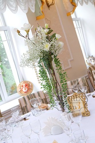 Цветы на свадебном столе гостей