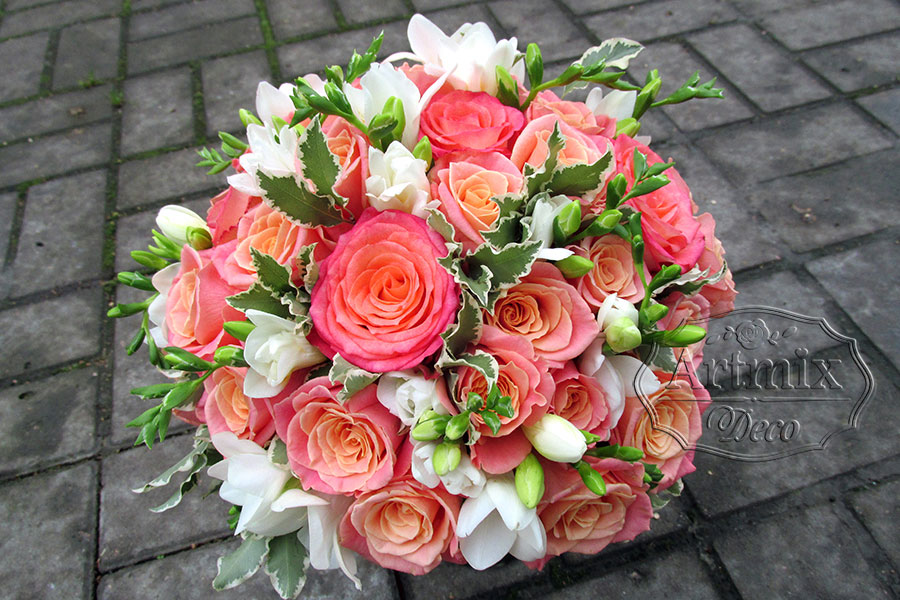 Нежный букет невесты из коралловых роз