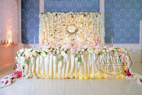 Панно из цветов на свадебном столе молодожёнов