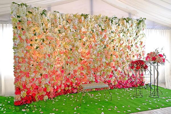 Стена из цветов для свадебного торжества