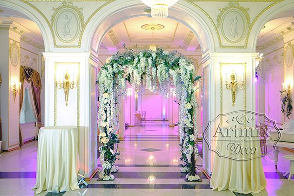 Свадебная арка из цветов для фото сессии