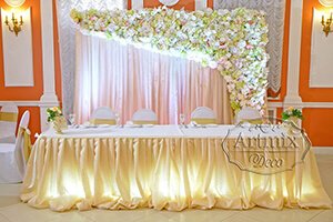 Асимметричное цветочное панно для свадебного президиума