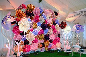 Яркая фотозона из больших объемных цветов на свадебное торжество