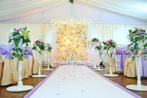 Свадебная арка для выездной регистрации с цветочным панно