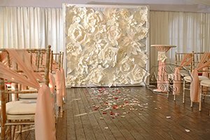 Стена из объемных цветов на свадьбе