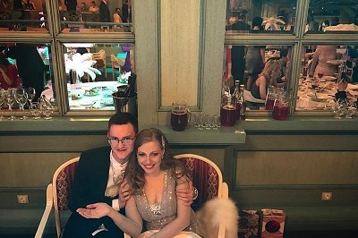 Отзыв об украшении свадебного зала в стиле Чикаго со стаусиными перьями