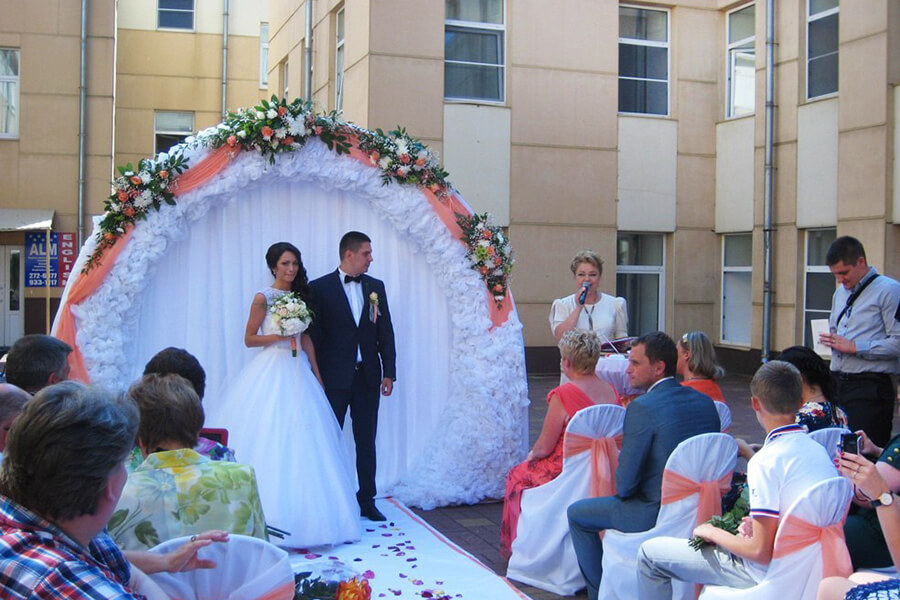 Свадебная церемония с круглой аркой
