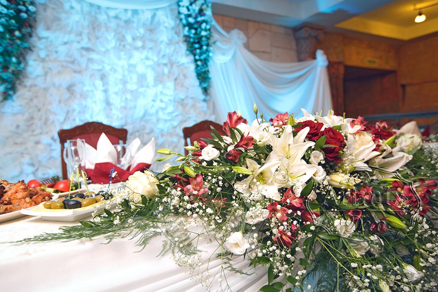Свадебное украшение президиума живыми цветами