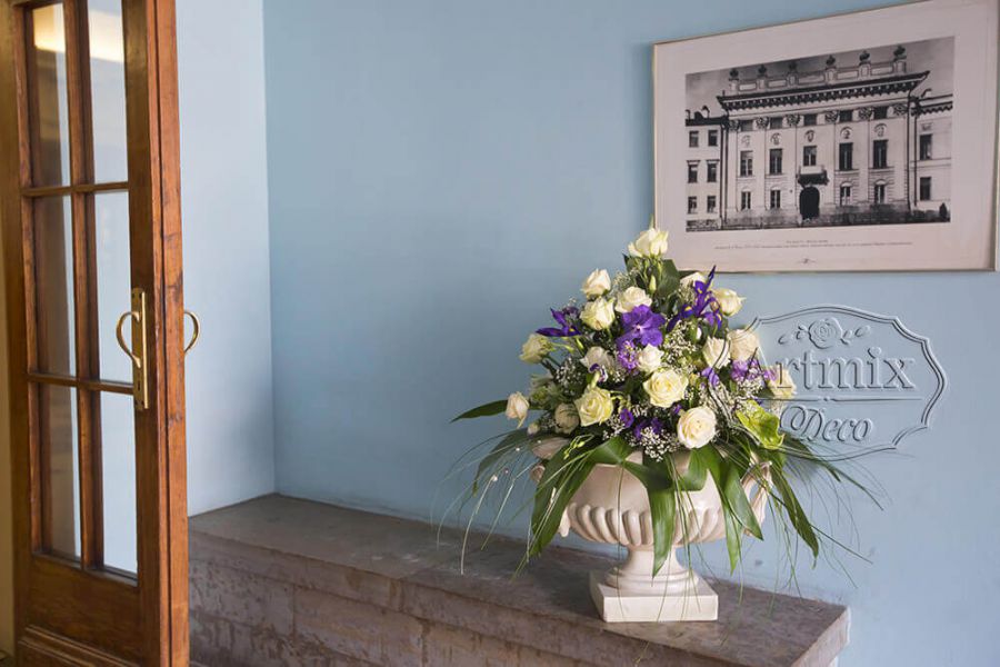 Цветочные композиции в белых напольных вазах у входа при встрече молодожёнов и гостей