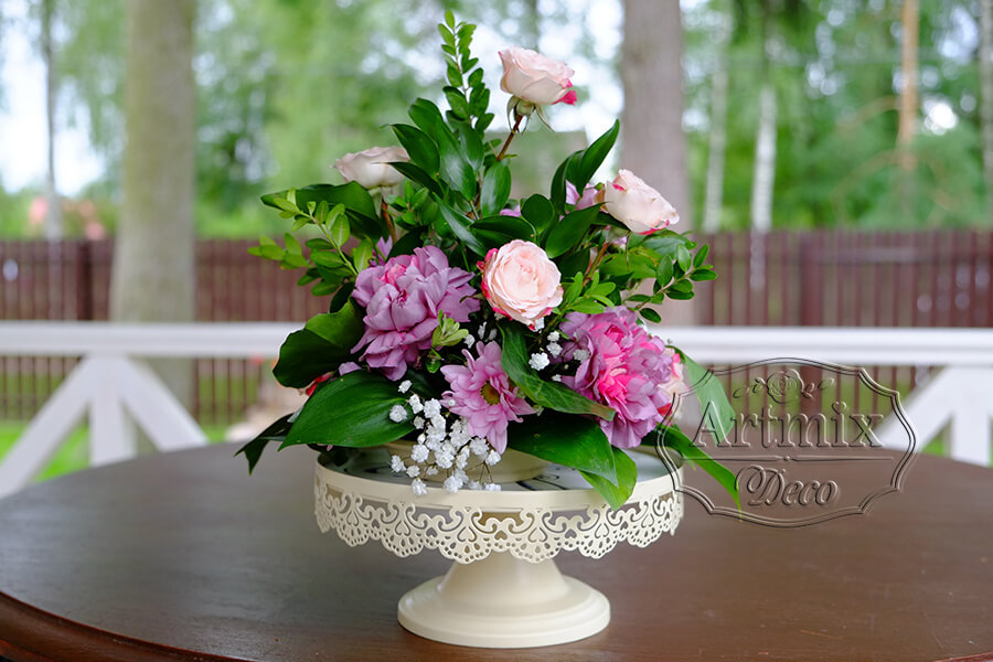 Живые цветы в кашпо для оформления свадебных столов