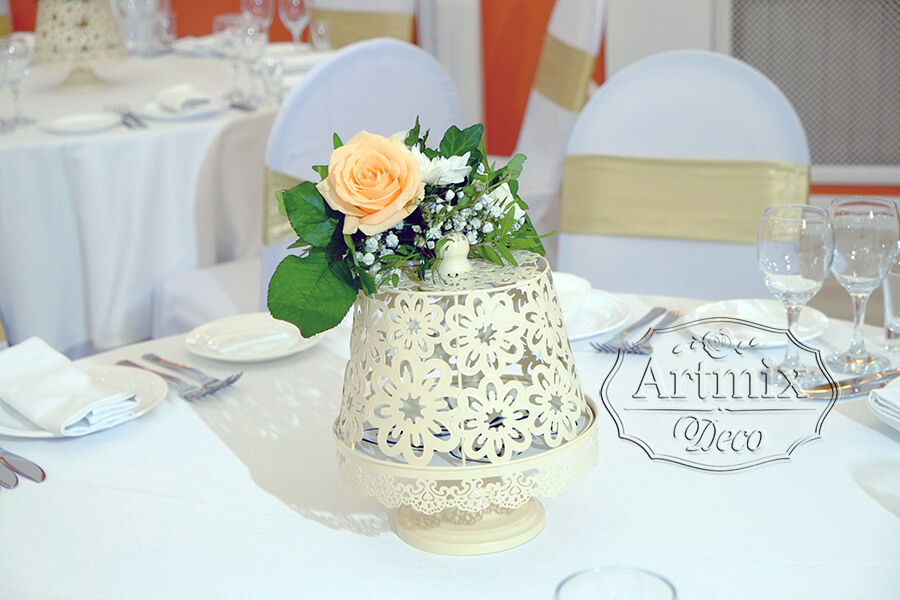 Варианты украшения свадебного стола с помощью цветов
