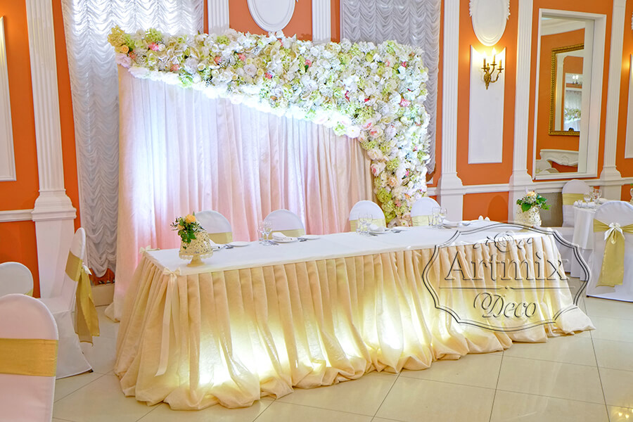 Асимметричное цветочное панно на свадебном президиуме