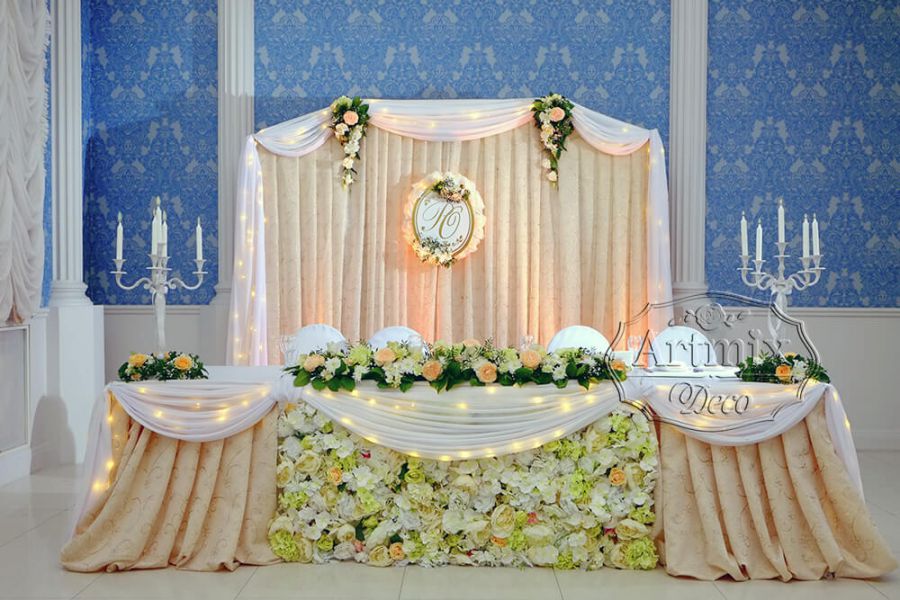 Драпировка и цветочное панно в оформлении стола свадебного президиума
