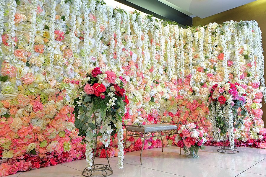 Угловой фон из цветов для свадебной фото сессии