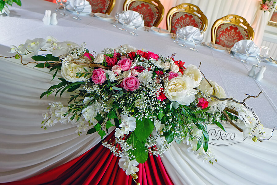 Секрет цветочного великолепия на столе свадебного президиума