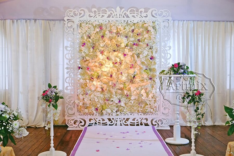 Ажурная белая свадебная арка для выездной регистрации с панно из цветов