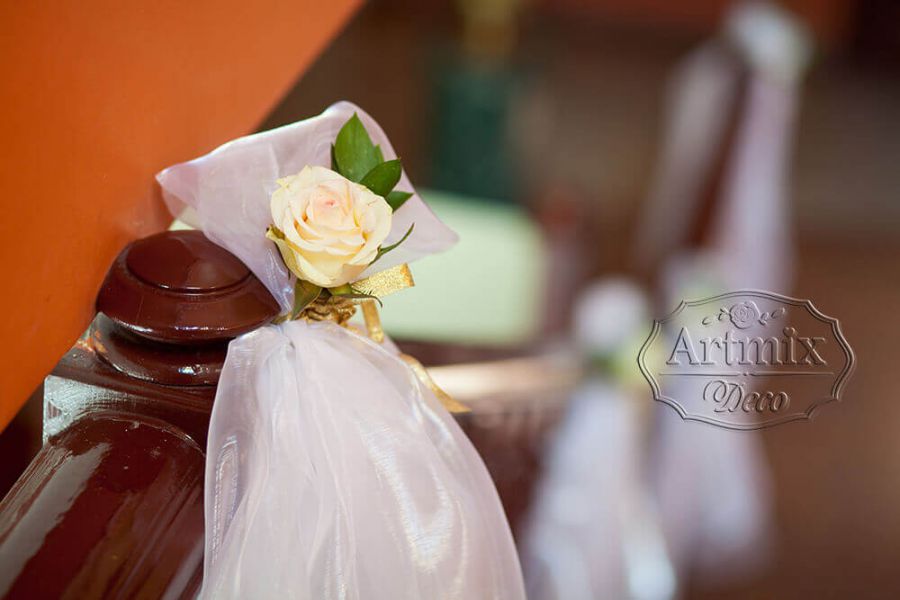 Оформление лестнице тканями и одиночными розами на свадебное торжество