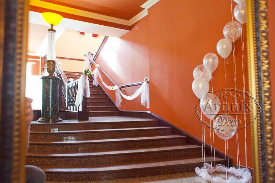 Оформление лестнице в ресторане Амроц