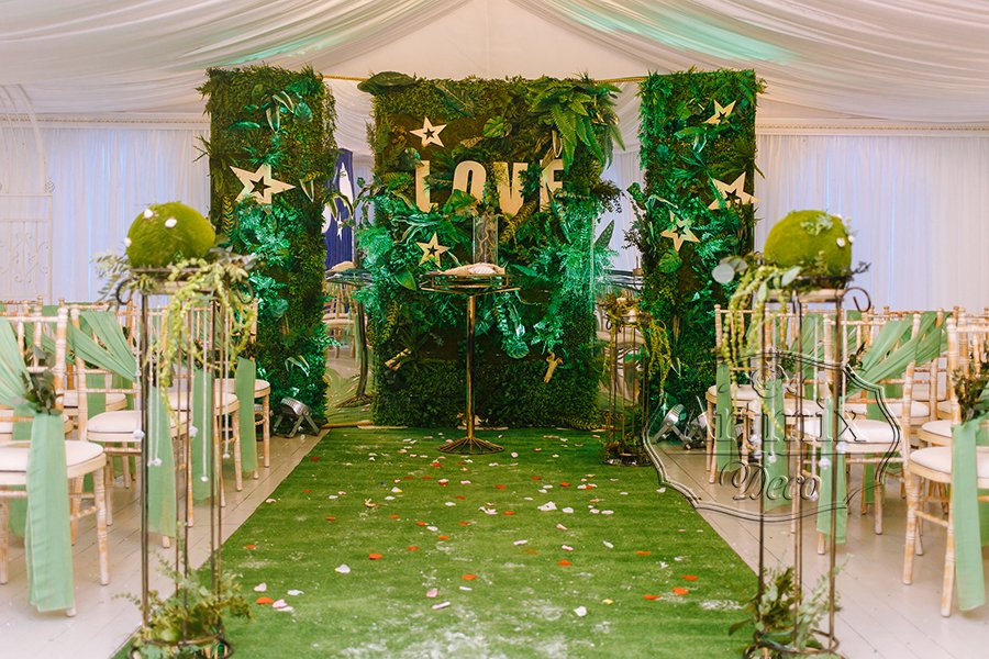 Свадебная арка в интересных сочетаниях с роскошной зеленью
