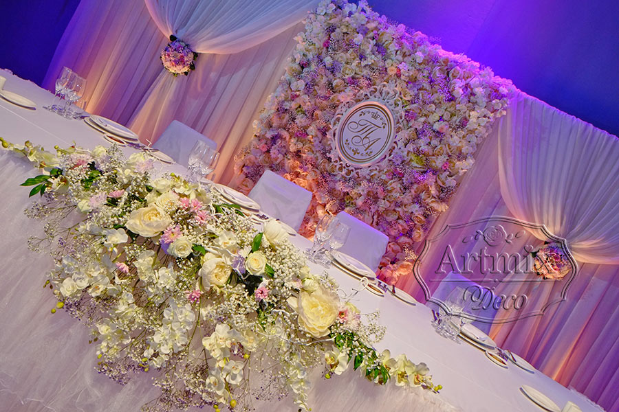 Свадебный президиум с богатым и роскошным панно из цветов