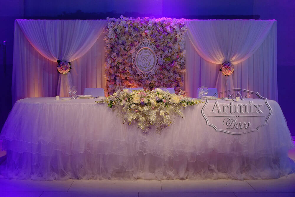 Панно на свадебном фоне из цветов