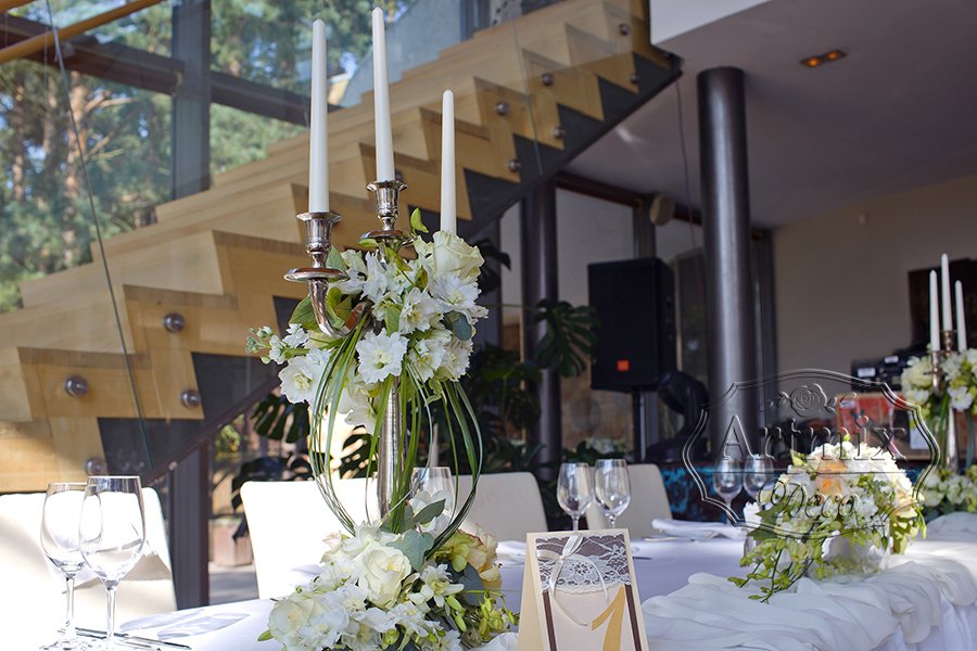 Канделябры с цветами в оформлении свадебного стола