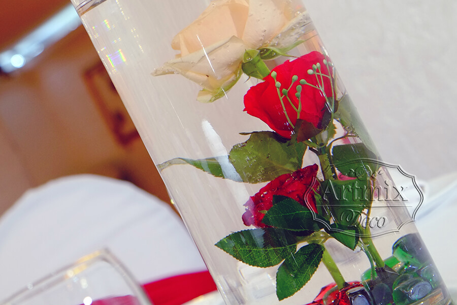 Цилиндрическая прозрачная ваза с одиночно вертикально стоящими розами