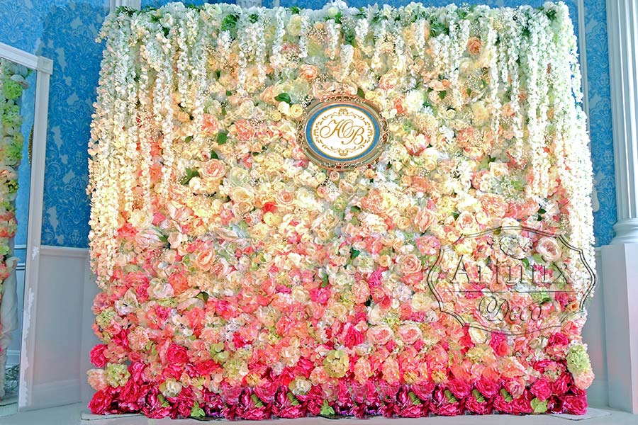 Стена из цветов на свадьбу