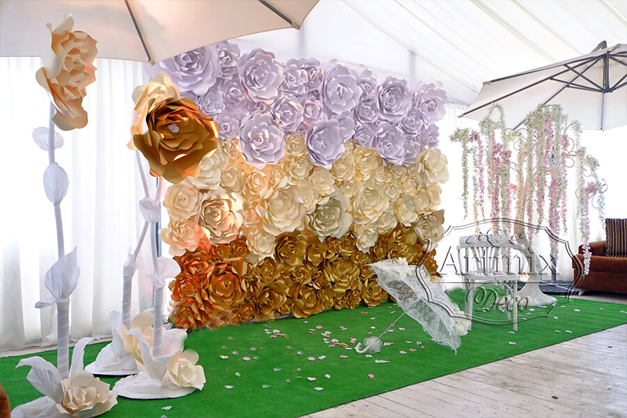 Фотозона из цветов на свадьбе