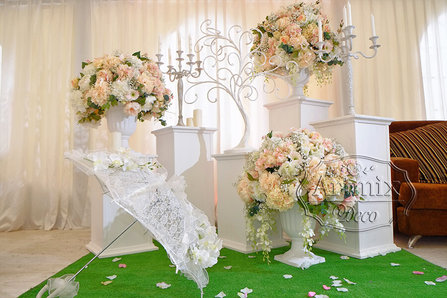 Цветы в вазах на тумбах или кубах, стойках или колонн для свадебного вечера