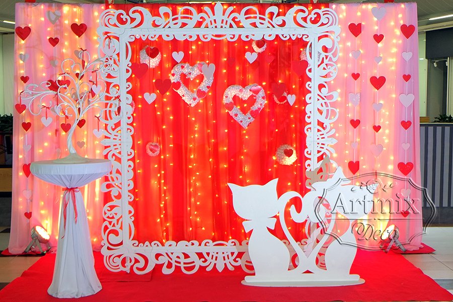 Фотозона для свадьбы в красном цвете - Котята