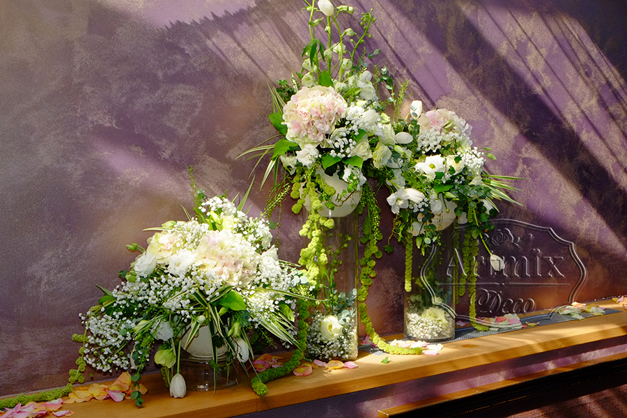 Трехуровневая цветочная композиция на фоне за женихом и невестой для Лесной свадьбы