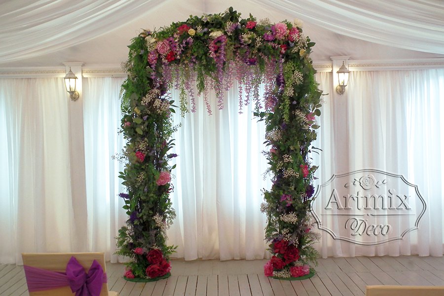 Свадебная арка из природного материала с цветами и зеленью