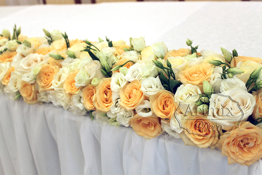 Цветочная гирлянда из живых цветов на свадебном столе