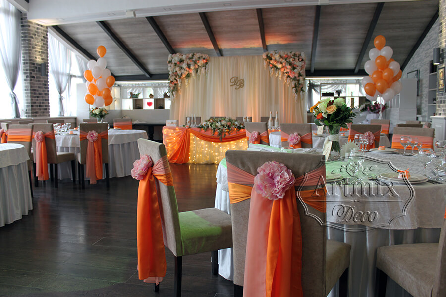 Оранжевое оформление свадебного зала