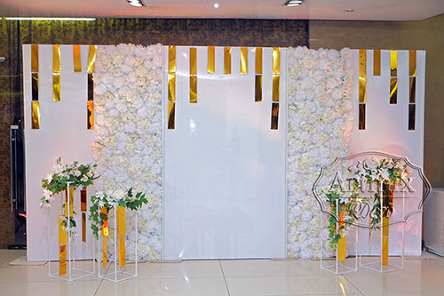 Свадебный фон из белого пластика с прозрачными колоннами
