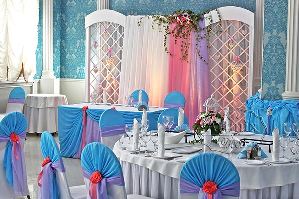 А так как свадебная палитра весьма широка, то цветовые решения тоже могут быть очень разнообразными!