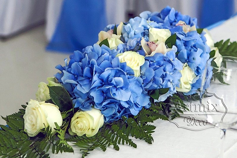 Цветочная композиция из роз и голубой гортензии