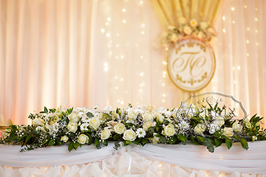 Цветочная композиция на столе жениха и невесты
