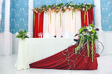 Декор фона за молодоженами на свадьбе из живых цветов