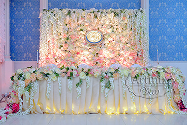 Стена из цветов в оформлении свадебного президиума