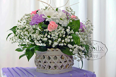 Плетеное кашпо с цветами на свадебном торжестве
