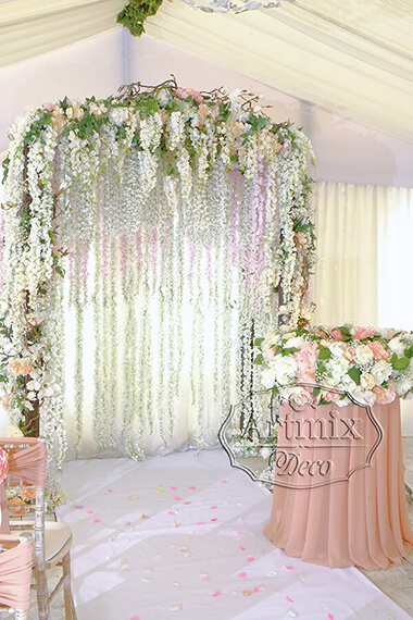 Свадебная арка на выездной церемонии из цветов глицинии