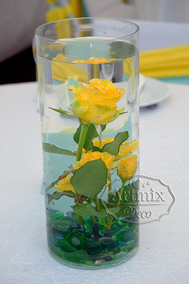 Желтые розы на свадебных столах
