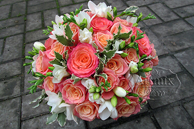 Букет невесты из коралловых роз